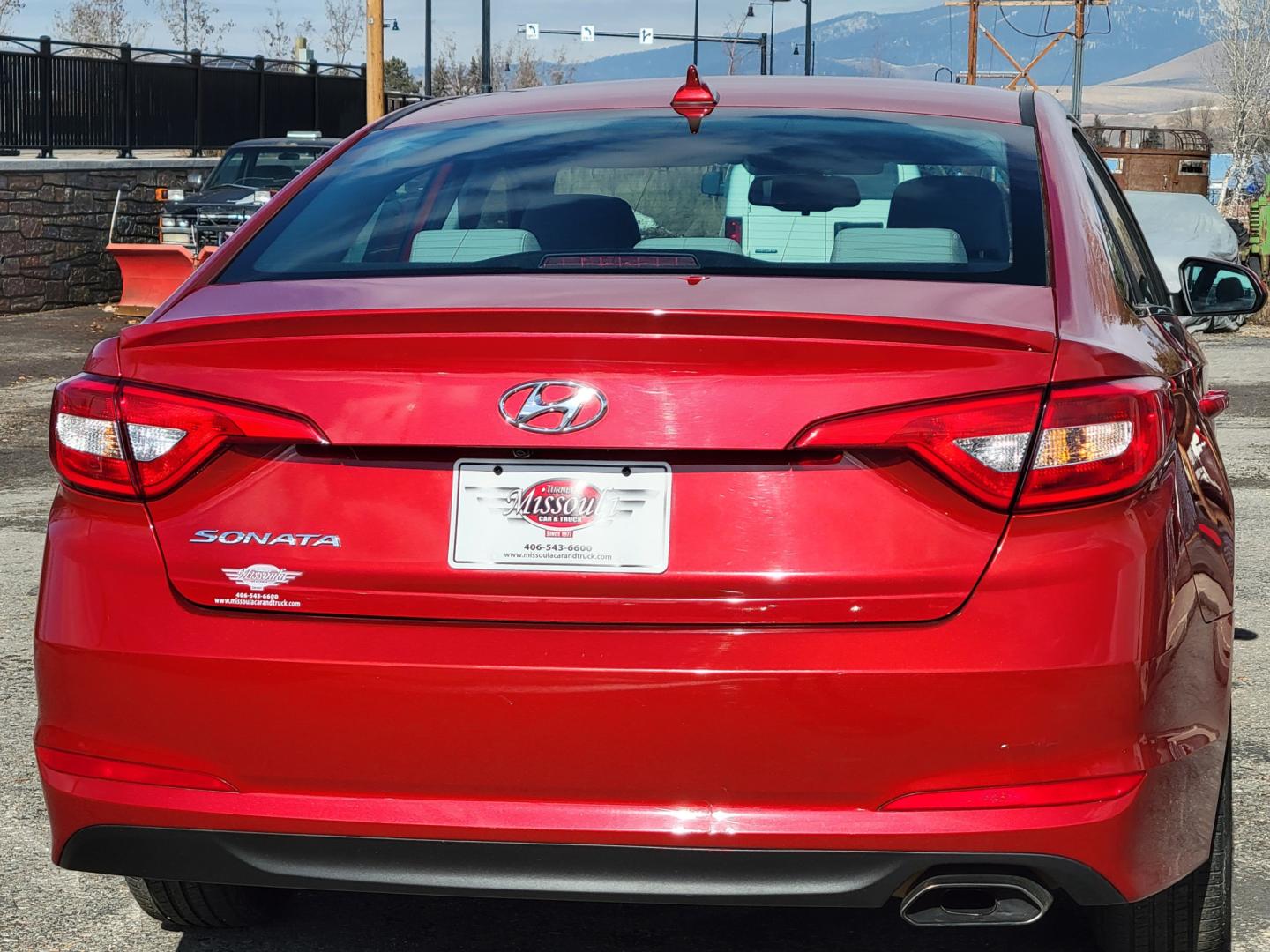 2017 Red /Gray Hyundai Sonata SE (5NPE24AF5HH) with an 2.4L I4 engine, 6 Speed Automatic transmission, located at 450 N Russell, Missoula, MT, 59801, (406) 543-6600, 46.874496, -114.017433 - Really Nice 1 Owner Sedan. Scarlett Red. 6 Speed Automatic. 2.4L I4. Air. Cruise. Tilt. Bluetooth. backup Camera. AM FM Satellite CD Player. Power Windows and Locks. - Photo#5